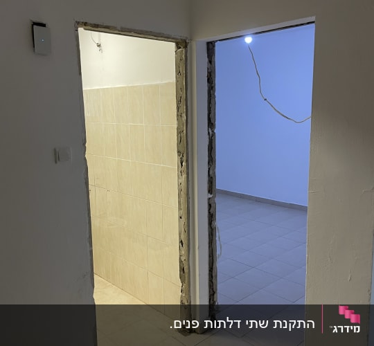 שני פתחים ללא דלתות עם מסגרות חשופות